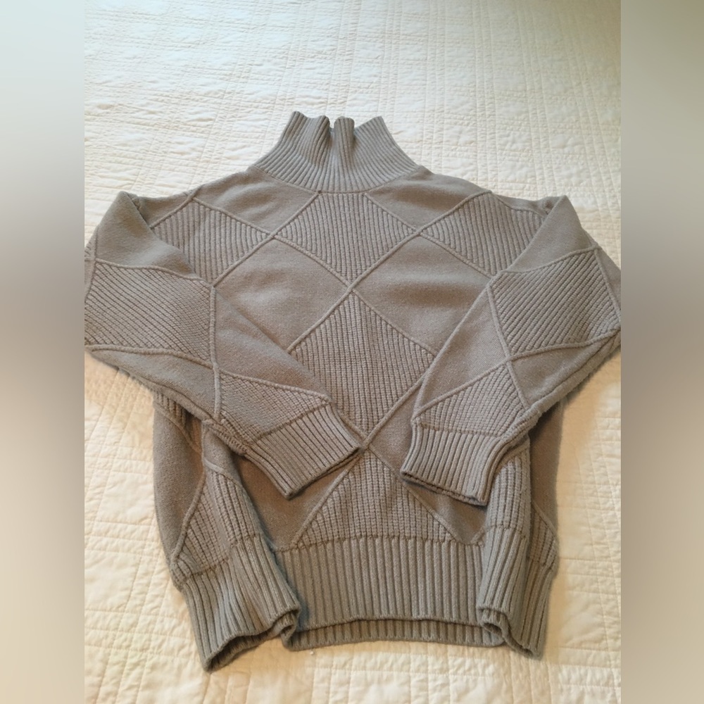 Diamond pattern turtleneck